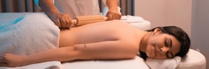 Massage thaïlandais avec rouleau en bois